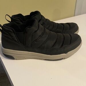 Ryka Black Quilted wonens 9.5 quilted  Sneakers slip-on snow shoes. Vguc
